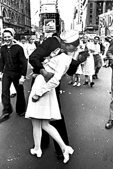 Man Known As Kissing Sailor In Wwii Era Image Dies San Antonio Express News