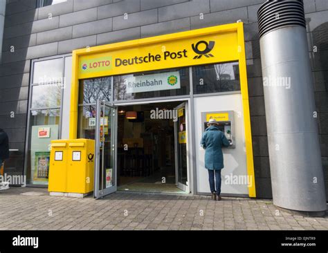 Poste Allemande Deutsche Post Shop Dusseldorf Allemagne Photo Stock Alamy