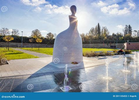 Monumento a La Reina Maria Theresa Por El Escultor Jan Kovarik Castillo