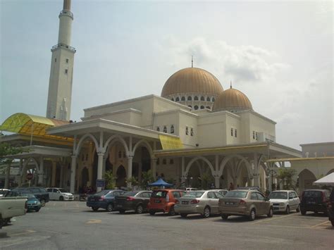 The mosque appears to be floating on water because it was built at the bank of puchong perdana lake. Tazkirah Terawih Oleh Syeikh Muhammad Zainul Asri di ...