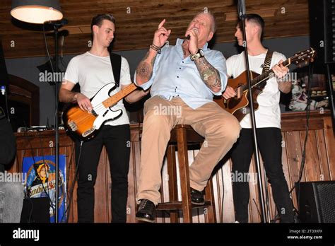 Hugo Bachmaier Wirt mit Nice und Leon Saenger Musiker Muenchen 15.12.