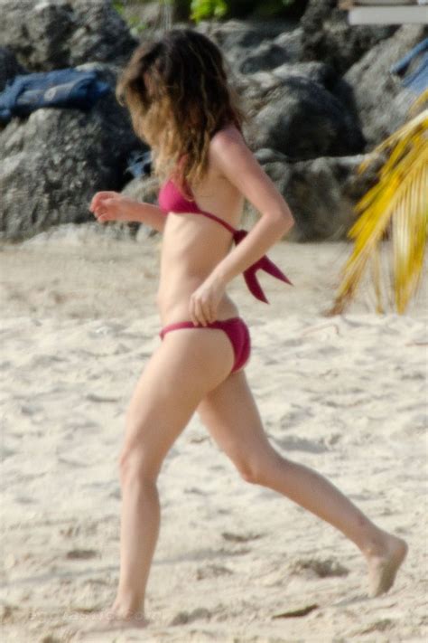 Nude Girls Stars Rachel Bilson Red Bikini Nipple Pokies For Paparazzi