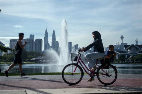 Malaysia recorded a gdp of just 0.7 per cent in the first quarter of 2020, as compared to the first quarter in the past few years — picture by in a joint presentation online today by bank negara malaysia (bnm) and the department of statistics malaysia (dosm), dosm's chief statistician. Malaysia's GDP at -2.7% in 3Q20 - DOSM