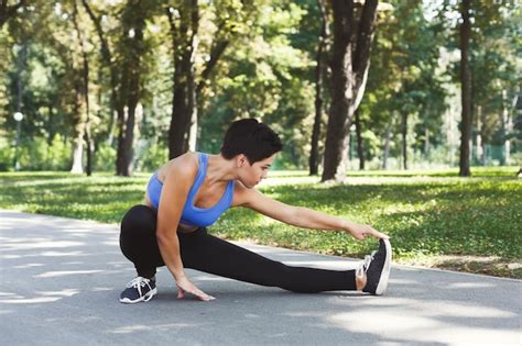 Premium Photo Fitness Woman Stretching Her Legs Before Running