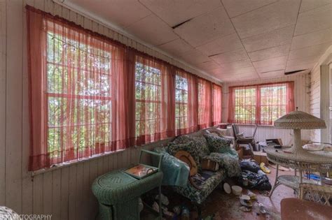 Front Porch Sitting Room In Old Abandoned House In 2020 Abandoned