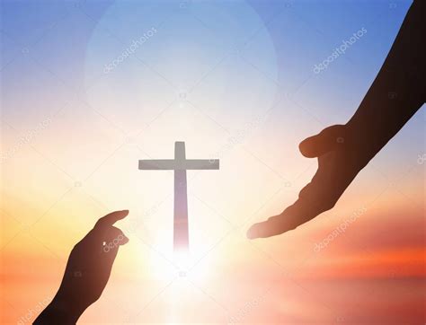 Jesús ayudando a conceptoDía Mundial de la Paz Ayudar a la mano en el fondo del atardecer