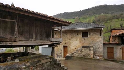 Cuenta con todas las comodidades y además está en el centro de asturias, lo que permite acercarse a cualquier punto de. Casa medieval con hórreo en venta. Coalla, Grado, Asturias ...