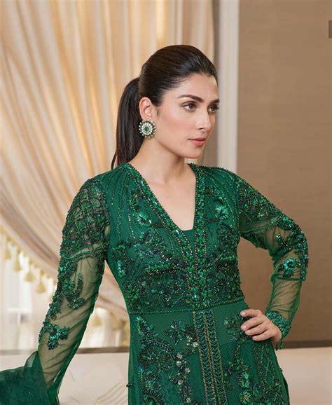 Beautiful Dresses Worn By Pakistani Showbiz Celebrities On Eid Ul Fitr