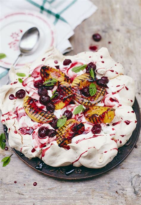 Tv chef jamie oliver celebrated his 46th birthday early on tuesday night with a decadent baked alaska and italian meringue birthday cake at the river café in london. Grilled fruit pavlova | Jamie Oliver | Recette pavlova, Alimentation, Recette entremet