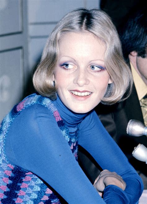 A Celebration Of Twiggys Most Iconic Hairstyles Of All Time Twiggy