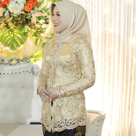 Sewa Baju Kebaya Wisuda Warna Gold Baju Busana Muslim Pria Wanita