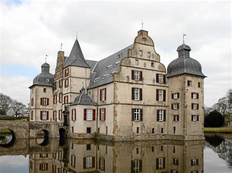 Haus bodelschwingh je vodný zámok na okraji nemeckého mesta dortmund.bol postavený v 13. Wasserschloss Haus Bodelschwingh