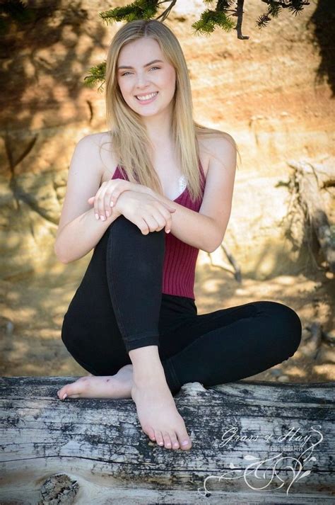 Pin By Alex Basurto On Belle Feets Senior Portraits Girl Poses Sexy