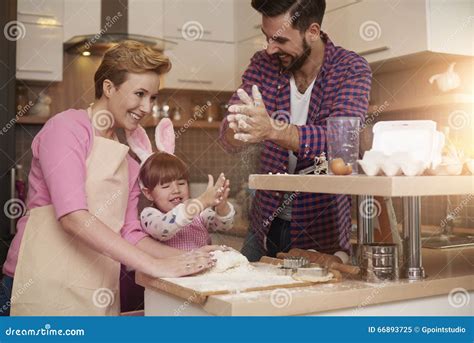 Padres Con La Hija En La Cocina Imagen De Archivo Imagen De Humano