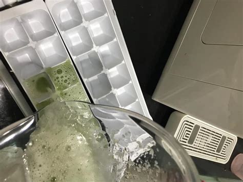 Air sejuk mengurangkan bengkak dan memberi keselesaan pada mata yang sakit. Guna Kiub Timun Madu, Petua Cantik Hilangkan Lebam Bawah ...