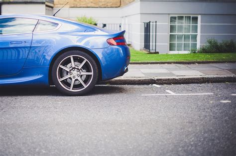 A Step-by-Step Guide to Parallel Parking