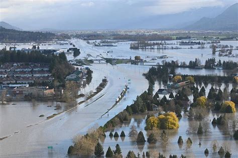 18 000 still stranded as floods threaten to be canada s costliest natural disaster the japan times