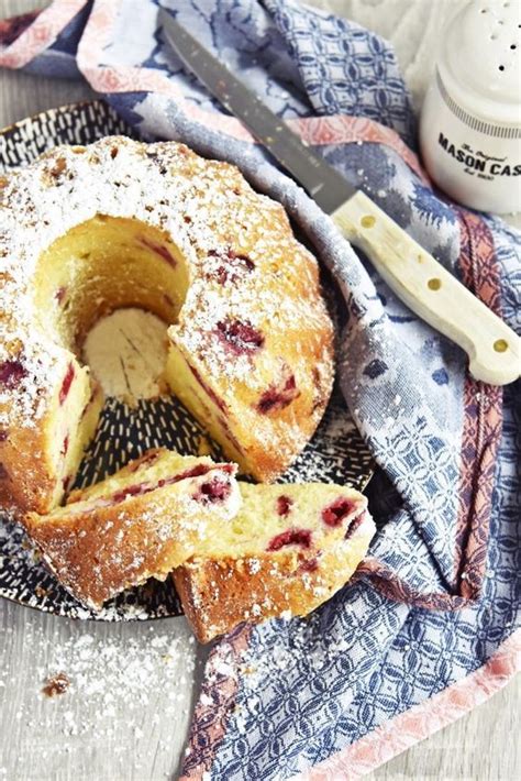 Der kuchen ist schnell und kinderleicht zubereitet! Rezept für supersaftigen Joghurt-Himbeer Gugelhupf aus dem ...