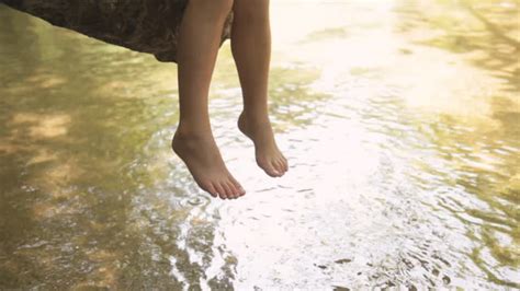 Vidéos Et Rushes De Dangling Feet In Water Getty Images