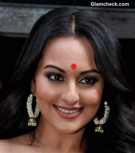 Sonakshi Sinha Channels Old Bollywood At Lootera Trailer Launch