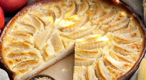 Placer la pâte dans un moule beurré et saupoudrer de sucre. Tarte aux Pommes (rapide et facile) | Recette Special