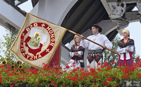 47 gdy on jeszcze mówił, oto nadszedł judasz, jeden z dwunastu, a z nim wielka zgraja z mieczami i kijami, od arcykapłanów i starszych ludu. „POCHWAŁY WROGA SĄ JAK POCAŁUNEK JUDASZA" - WPiS