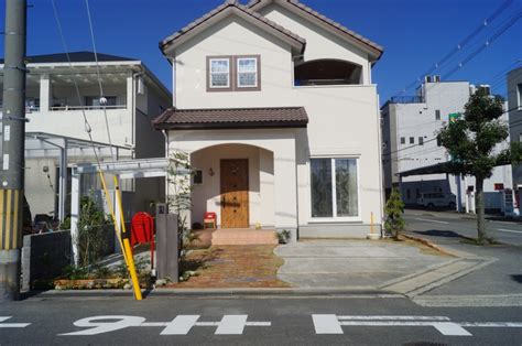 コンクリート製枕木と中古レンガに赤色ポストがオシャレな外構 姫路市｜姫路市の外構・エクステリア・お庭のことなら、サンガーデンへ。