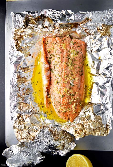 Place a salmon fillet, oiled side down, atop a sheet of foil. Garlic Butter Steelhead Trout in Foil Recipe | Kitchen Swagger