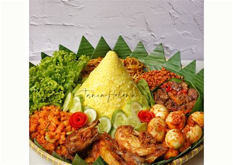 Masak nanas hingga airnya habis. Resep: Tumpeng Anti Gagal!