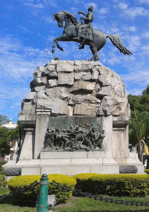 Monumento Al Gral San Martín Plaza 25 De Mayo Corrientes Argentina