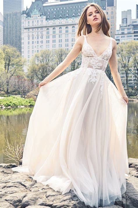 Sleeveless Lace And Tulle Plunging V Neckline Wedding Gown With