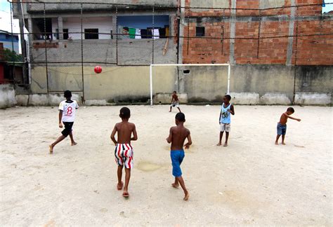 Crianças Brincam No Campo De Futebol Da Favela Mandela Flickr