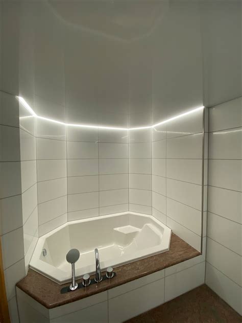 Deshalb lohnt sich eine gut geplante badgestaltung. Spanndecke über der Badewanne in 2020 | Spanndecken ...