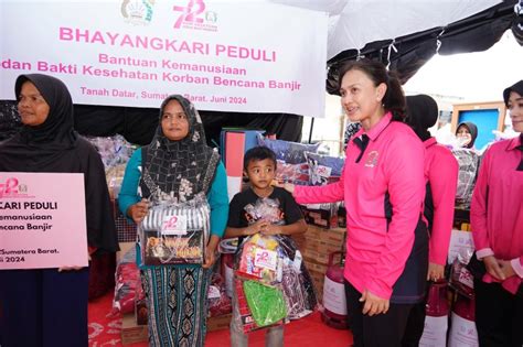 Kunjungi Posko Pengungsian Banjir Bandang Ketum Bhayangkari Beri