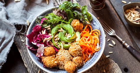 Avec une cuillère, mélangez délicatement le saumon avec le mélange de sauce soja. Femina | Buddha, poke, veggie... les bowls nous mettent l ...