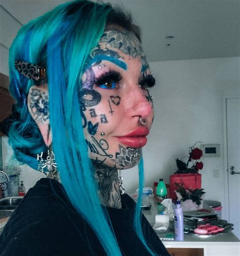 cette mannequin qui a des tatouages sur 99 du corps dit qu elle a du mal à trouver un emploi
