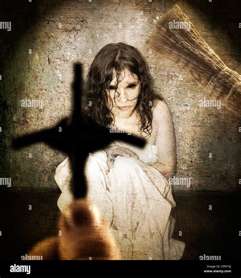 El Exorcismo Y La Mujer Poseída Por El Demonio Estilizado En Fotografía Antigua Con El Polvo Y