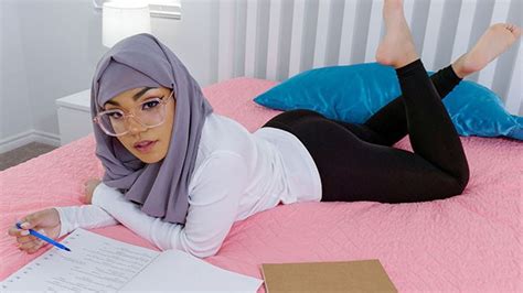 Hijab Hookup Une Jeune Femme Musulmane Hot Avec Un Hijab Twerke Son énorme Booty Rond Pour