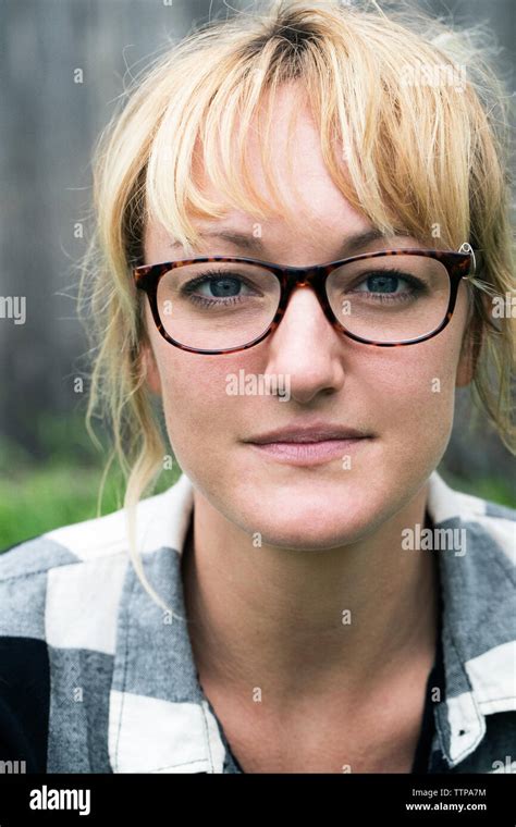 Frau 35 Jahre Alt Hautnah Portrait Fotos Und Bildmaterial In Hoher Auflösung Alamy