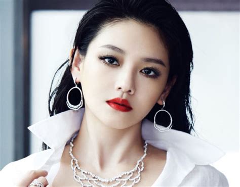 Nữ diễn viên nổi tiếng còn hiếm khi đi giày cao gót, mà. Từ Hy Viên: Đánh đổi cả mạng sống để giữ nhan sắc