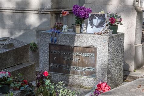 ParÍs Francia 2 De Mayo De 2016 Tumba De Jim Morrison En El