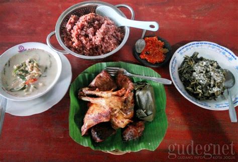 Malam ini saya dan pacar memesan menu yang recommended menurut saya sebenarnya adalah sop buntutnya (rp 17.500). Jangan Ndeso Tahu Tempe / Resep Unggulan Sayur Ndeso ...