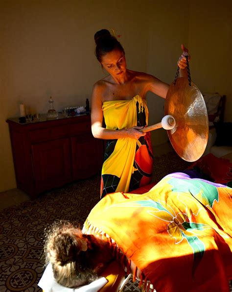 Lomi Lomi Massage In Hawaii