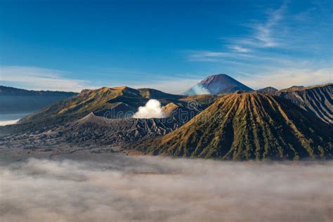Mount Bromo East Java Indonesien Wolken Bedecken Den Talboden Weißgas