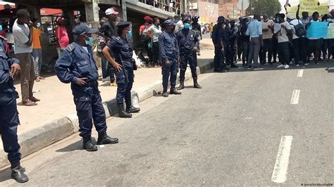Angola Polícia Reprime Protesto Em Luanda Dw 27082022