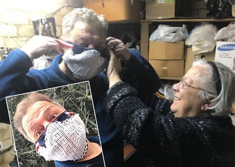 Hospitality will have a venue cap of 300 patrons, with a maximum of 100 people inside. Wearing is caring: Victorians share photos of their face masks | Neos Kosmos