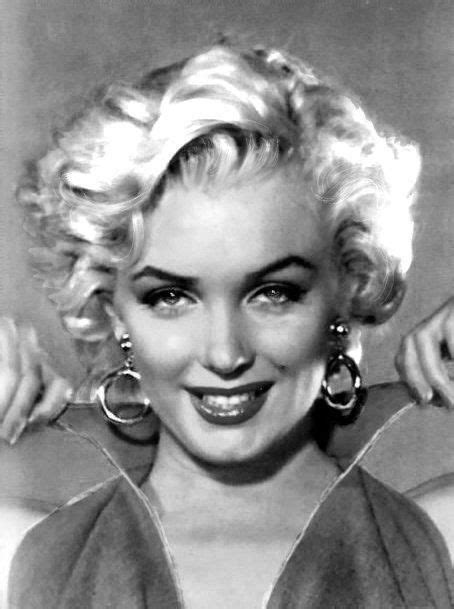Marilyn Monroe Headshot Portrait Looking Stunning With Her Platinum
