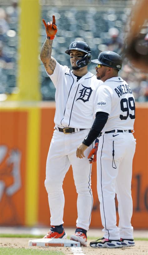 Detroit Tigers Javier Báez picks up th career hit drives in run