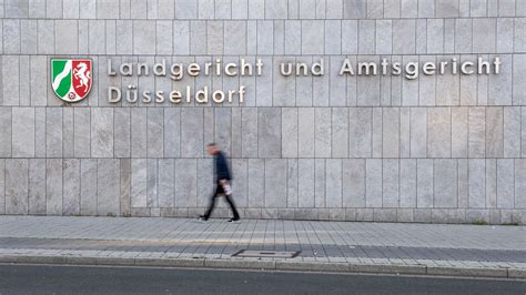 Düsseldorf Polizist Vor Gericht Er Soll Geheime Polizeikennzeichen Weitergegeben Haben