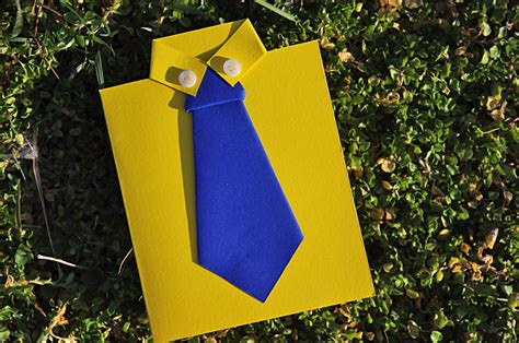 In genere, in questo giorno si usa scrivere al proprio genitore un bigliettino o una lettera di auguri, che può essere accompagnato anche da un. Biglietto con cravatta origami per la Festa del Papà ...